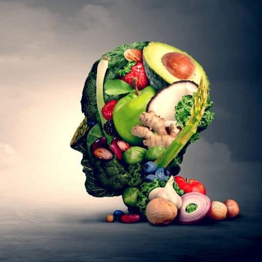 Tête humaine réalisée à partir de fruits et légumes représentant la nutrithérapie